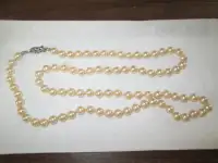 2 necklaces (plastic pearls) on choice