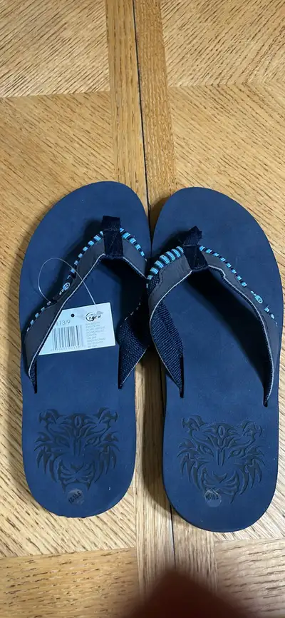 Size 10-10.5 men's Can deliver to Red Deer and some surrounding communities See my other ads