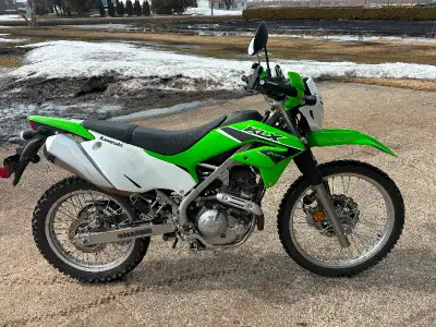 Klx 230s 2023 à vendre. Acheté l’an dernier et acheté un KTM cette hiver donc je dois revendre mon k...