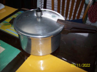 Presto pressure cooker and (2) stove pot