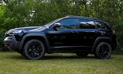 2019 Jeep Cherokee Trailhawk Elite 4x4 Diamond Black Crystal Pearl exterior, Black interior, 3.2 V6...