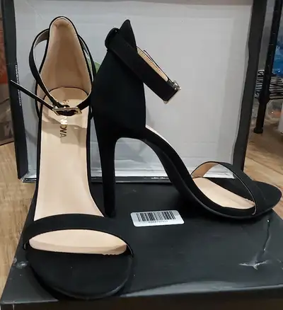 HEELS- WOMEN SIZE 8, View more