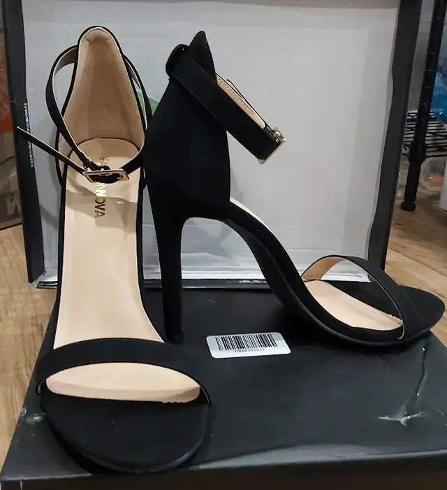HEELS- WOMEN SIZE 8 in Women's - Shoes in Kitchener / Waterloo - Image 2