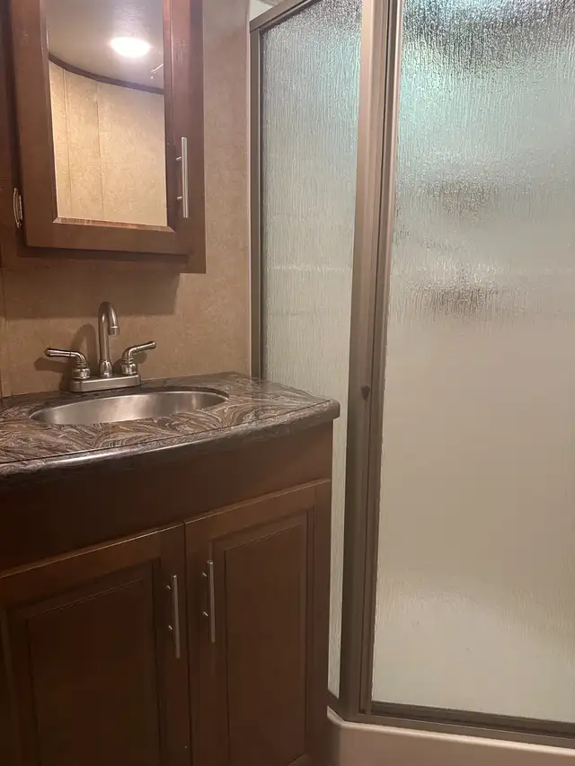 2014 38' XLR THUNDERBOLT TOY HAULER in Travel Trailers & Campers in Edmonton - Image 7