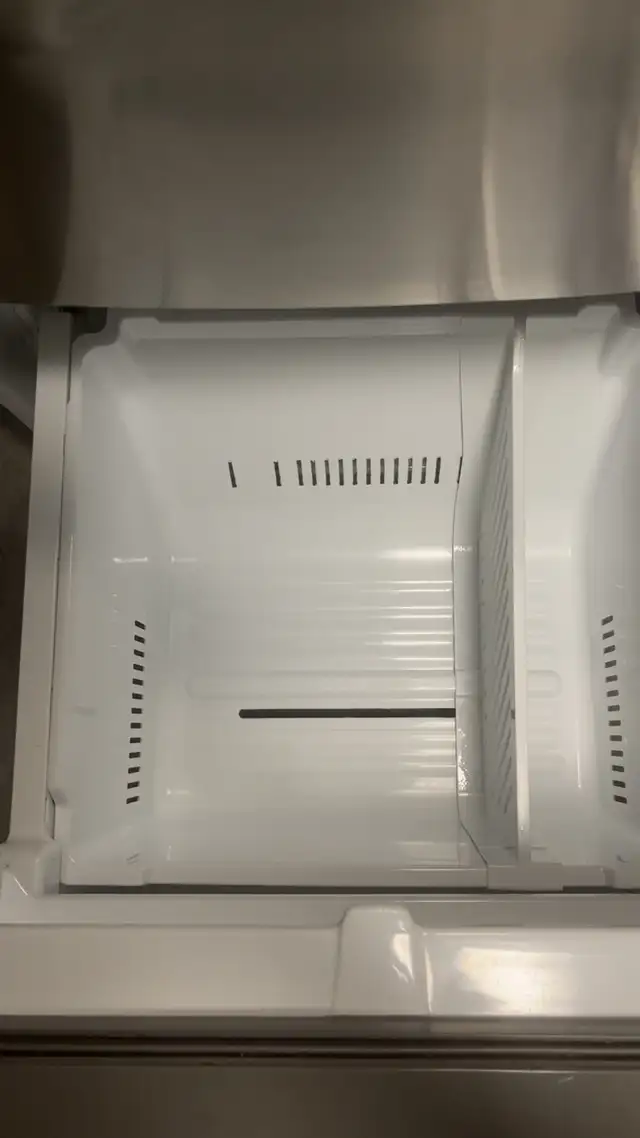 Frigidaire LG in Refrigerators in Laval / North Shore - Image 3