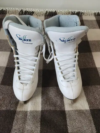 Women's figure skates, Size 7, View more