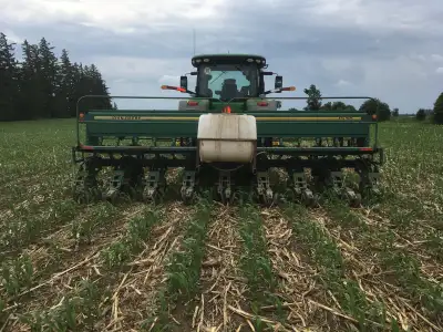 For sale: Deere 1530 - 7.5” Twin Row planter and Inter -seeder. Dual pneumatic air bags, liquid syst...