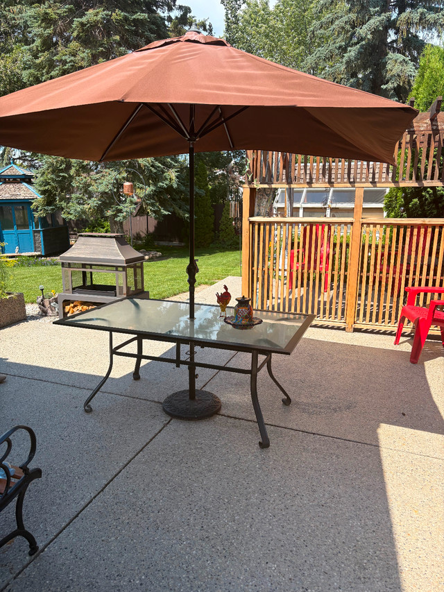 Patio table and large umbrella in Patio & Garden Furniture in Edmonton