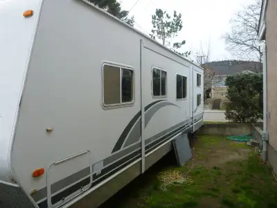 In great shape, ready for use, was used as a weekend getaway hangout, very low hwy miles. Double pan...