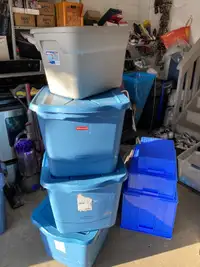 Assortment of plastic containers & Rubbermaid totes