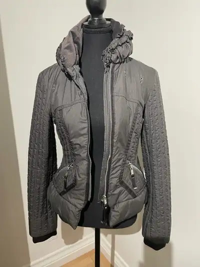 Je vends le manteau de marque HIGH pour femme de taille S. Je l'ai porté deux fois, trop petit. Exce...