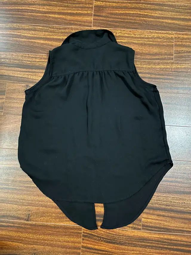 Express women’s extra small blouse, sleeveless button down black in Women's - Tops & Outerwear in Oshawa / Durham Region - Image 10