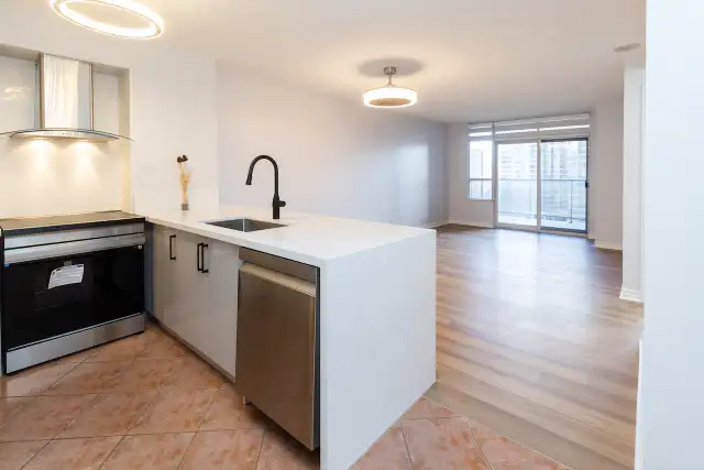 Mississauga Condo Available Immediately For Sale in Condos for Sale in Mississauga / Peel Region - Image 15