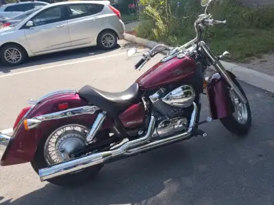 Honda Shadow comme neuve. Je l'utilise tous les jours pour le travail en été quand il ne pleut pas....