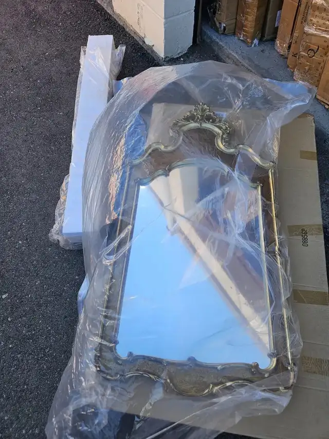 Antique Wood Framed Gold Beveled wall Mirror in Home Décor & Accents in City of Toronto - Image 3