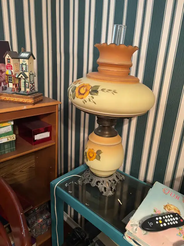 vintage side table hurricane lamps  in Indoor Lighting & Fans in Mississauga / Peel Region - Image 3