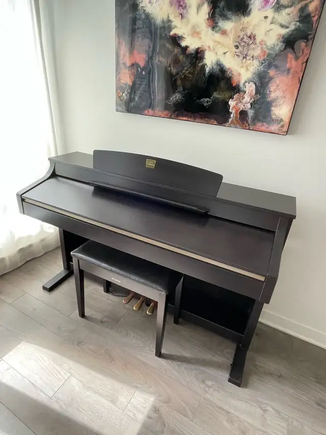 piano clavinova CLP-330 in Pianos & Keyboards in Laval / North Shore - Image 4