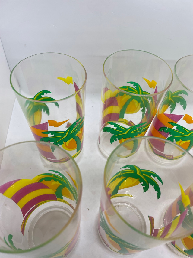 Vintage 90’s  Plastic Drinking Glasses in Kitchen & Dining Wares in Hamilton - Image 4