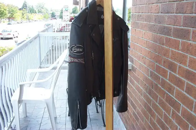 GUESS (Jeans) Leather Motorcycle Jacket in Motorcycle Parts & Accessories in Laval / North Shore - Image 9