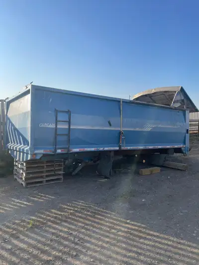 -18' High capacity Grain box -Tarp and tarp ends included -3ft silage racks -20tonne harsh hoist -Sl...