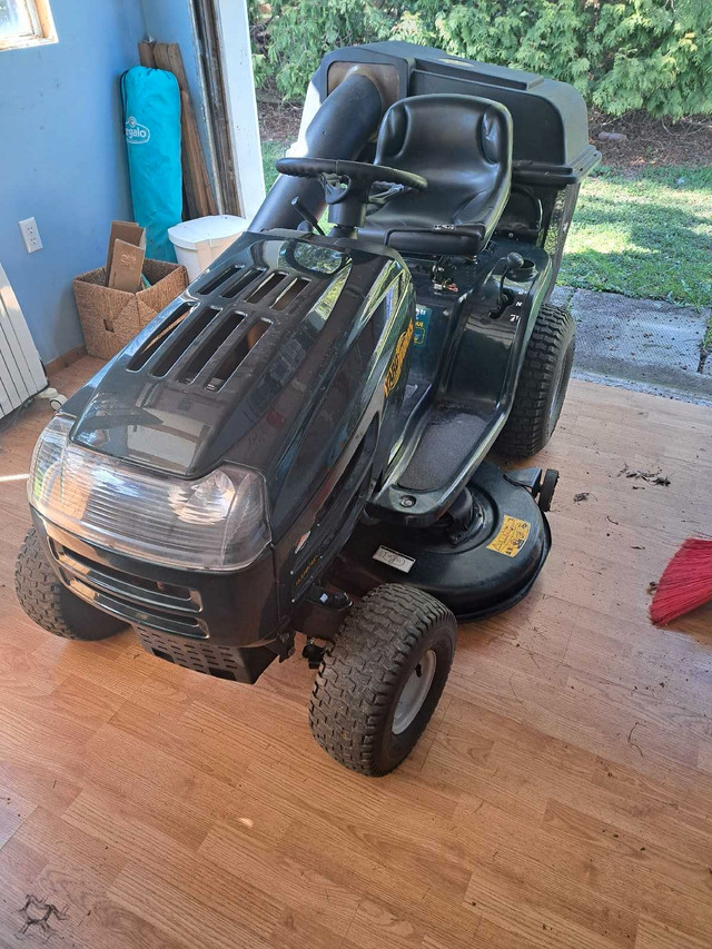 Riding down mower  in Lawnmowers & Leaf Blowers in Leamington - Image 2