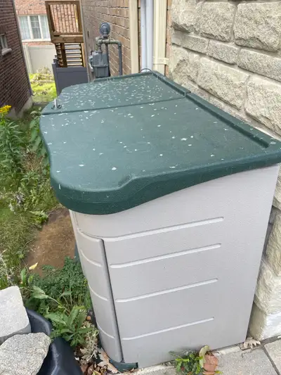 Keep your outdoor space tidy with this Rubbermaid garden storage unit. Ideal for storing cushions, g...