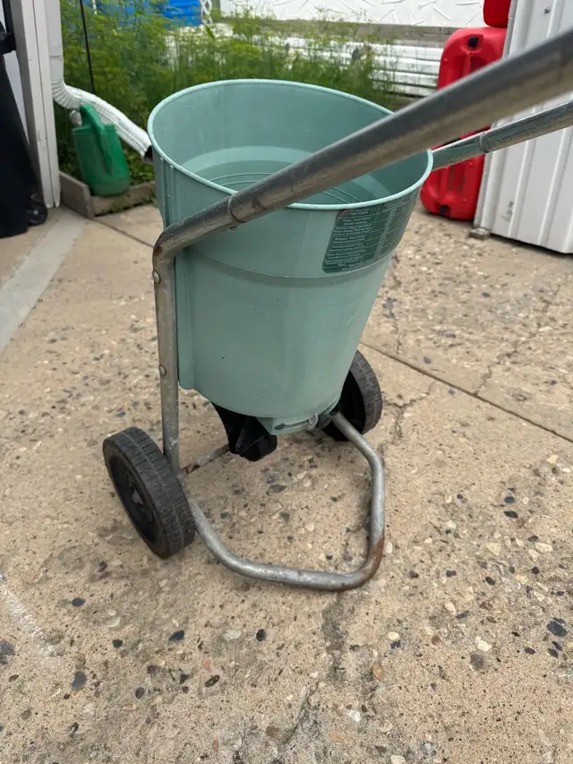 Fertilizer Spreader in Plants, Fertilizer & Soil in Regina - Image 2
