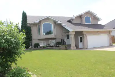 Private Sale in Steinbach Manitoba. Spacious 1650 sq. ft house with double attached insulated garage...