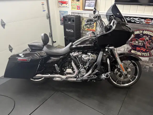 HD Road Glide - Like New! Cash or Trade in Touring in Sarnia - Image 2