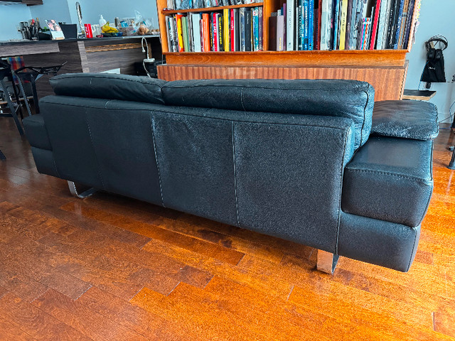 Italian black leather sofa in fair condition. dans Sofas et futons  à Ville de Montréal - Image 3