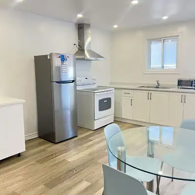 2nd Floor Private Bedroom – Malvern West | Available Now / Oct. 1 A private bedroom on the 2nd floor...