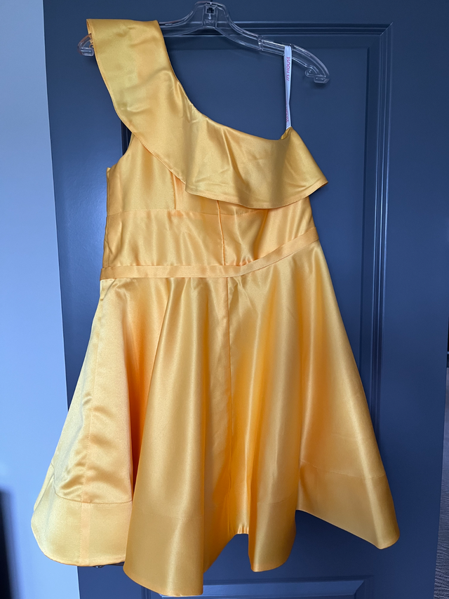 Yellow A-line one shoulder cocktail/GRAD DRESS - 12-14 in Women's - Dresses & Skirts in Calgary - Image 8