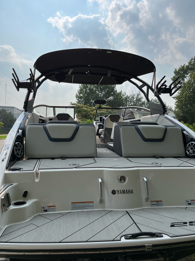 2021 Yamaha 252XE Jet Boat (only 24 hours) in Powerboats & Motorboats in Leamington - Image 4