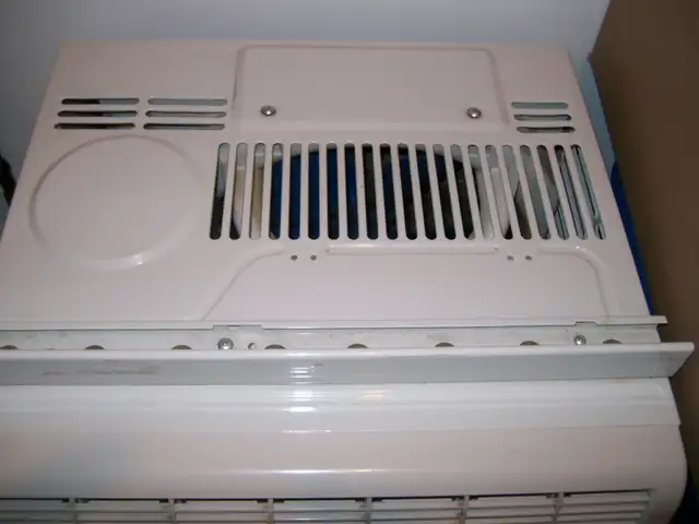 AIR CLIMATISER DE FENETRE PARFAITE CONDITION MARQUE GARRISON in Heaters, Humidifiers & Dehumidifiers in Shawinigan - Image 4