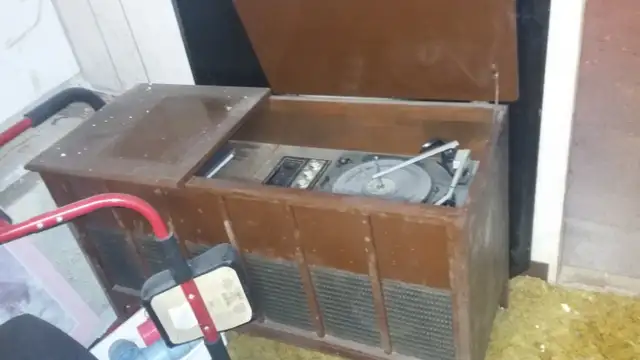 Meuble Tourne-disque et radio Vintage in Arts & Collectibles in City of Montréal - Image 2