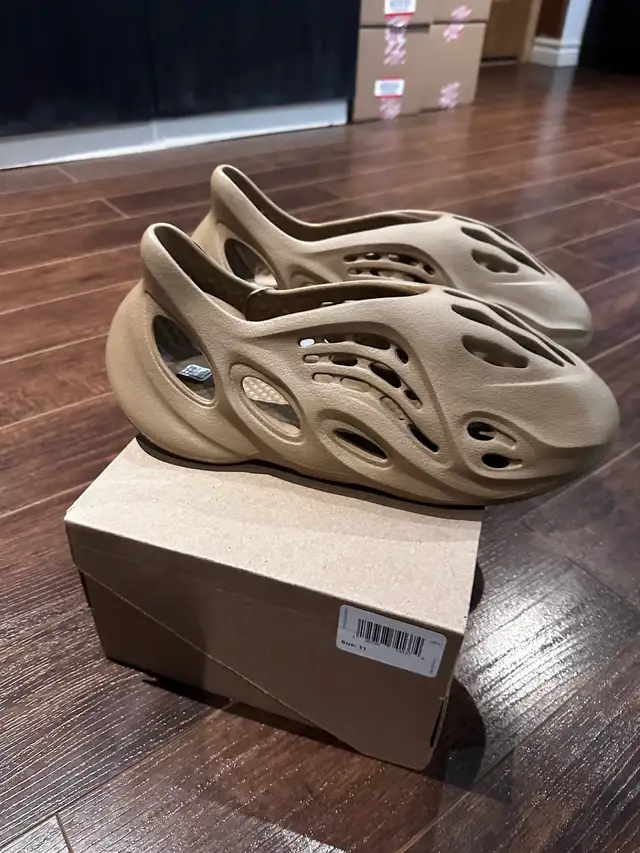 Yeezy Foam Runner Clay Taupe Size 11 in Men's Shoes in City of Toronto - Image 3