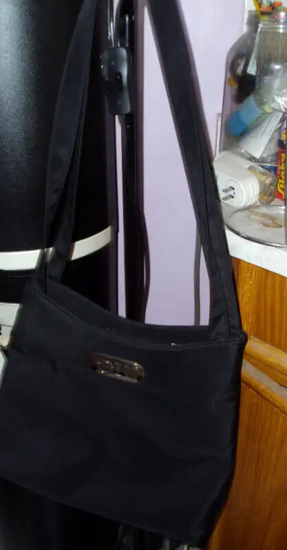 CALVIN KLEIN BLACK NYLON PURSE in Women's - Bags & Wallets in Mississauga / Peel Region - Image 7
