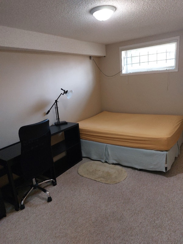 Furnished Room private bathroom Shawnessy Blvd SW LRT Area Room