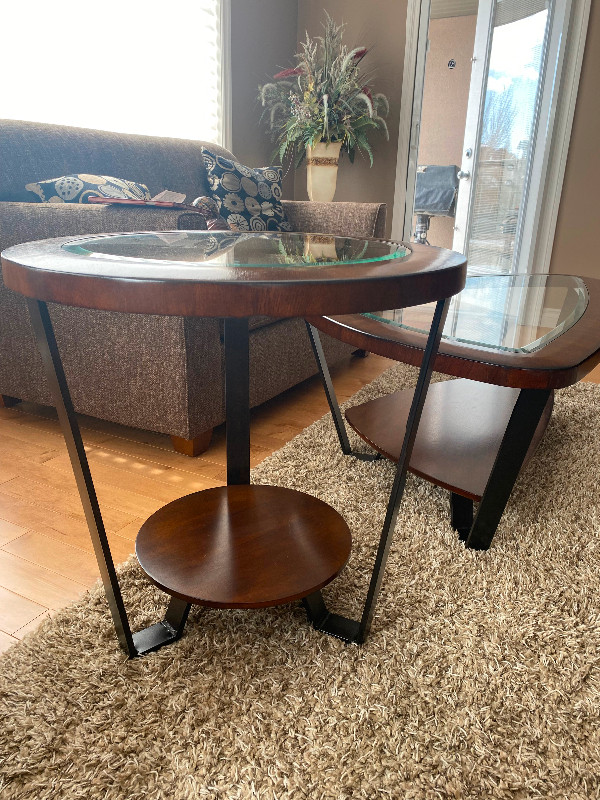 Coffee table and 2 end tables in Coffee Tables in Regina - Image 3
