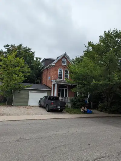 Newly renovated 2 bedroom near Skeleton Park