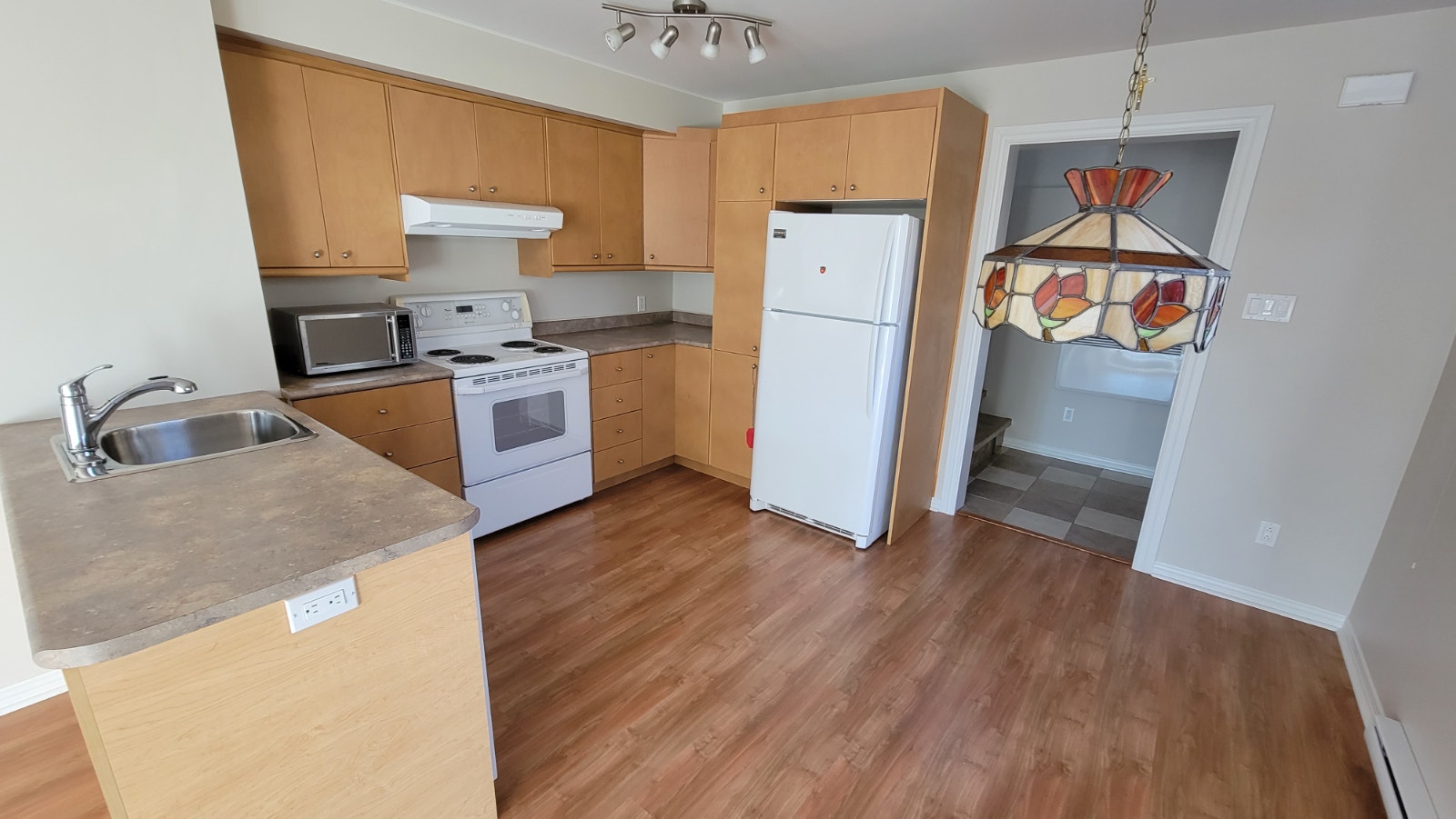 Lumineux logement 3 ½, bachelor rez-de-jardin, St-Hippolyte — photo 3