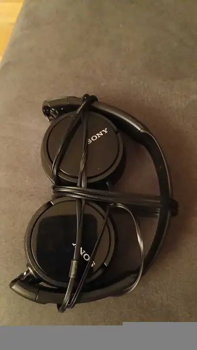Listen to your favourite tunes with these used Sony MDR-ZX110 headphones, featuring a foldable desig...