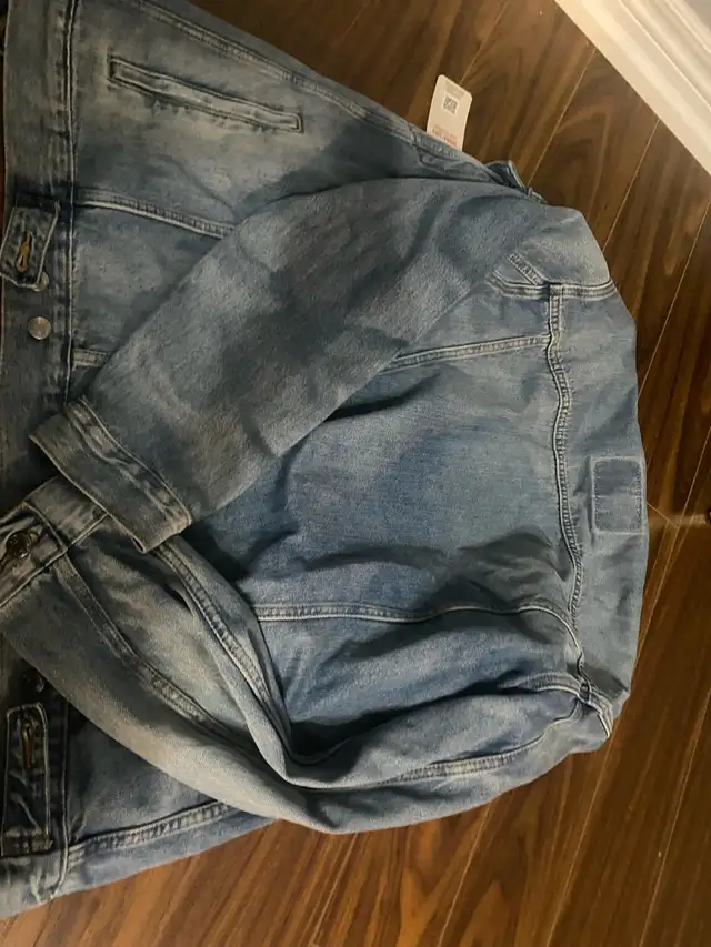 Levi's Signature Trucker Jacket in Men's in Markham / York Region - Image 6