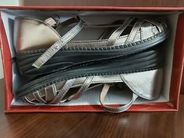 NYC Stacey Women's Enclosed Sandal Shoes - Size 9 - With Box in Women's - Shoes in City of Toronto - Image 10