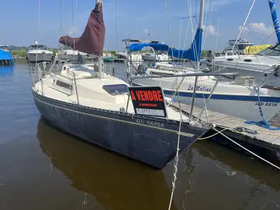 Voilier Évasion 27´ (8m) à vendre Année de construction: 1983 Architecte de coque: Bruce Kirby Marin...