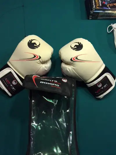 GANT DE BOXE BOXING ATF 12 oz neuf jamais utilisé Attache pour Ballon 10$ prix 55$ 514-237-6101