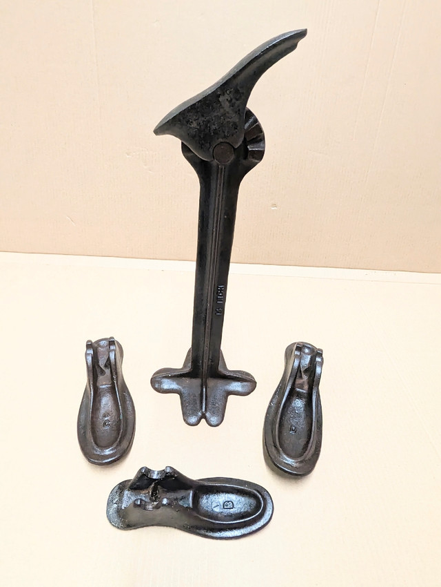 ANTIQUE 14" Cobbler Cast Iron Shoe Repair stand dans Art et objets de collection  à St. Catharines - Image 3