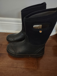 Boys used Bogs boots size 3