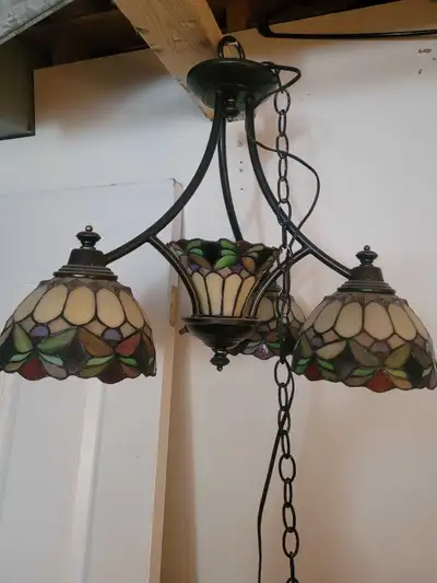 Add a touch of elegance to your home with this Tiffany style chandelier, featuring stained glass sha...