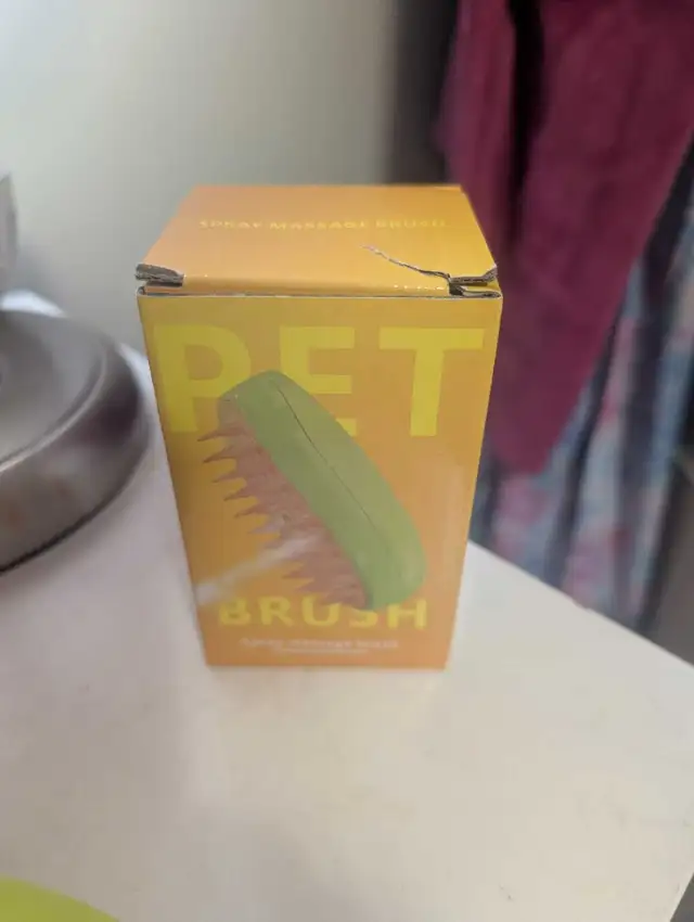 PET MASSAGING SPRAY BRUSH in Accessories in Edmonton - Image 3